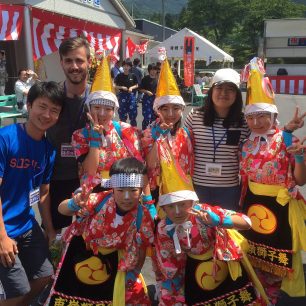 Tradiční tance se učí i mladší generace. Japonsko