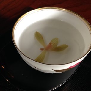V Tome nabízí orchidejový čaj, nápoj hodný samurajů dávných časů. Japonsko