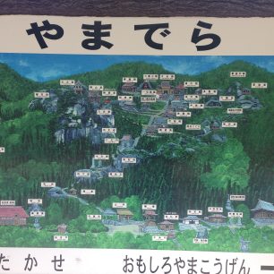 Yamadera na mapce a chrámy v kopcích. Japonsko