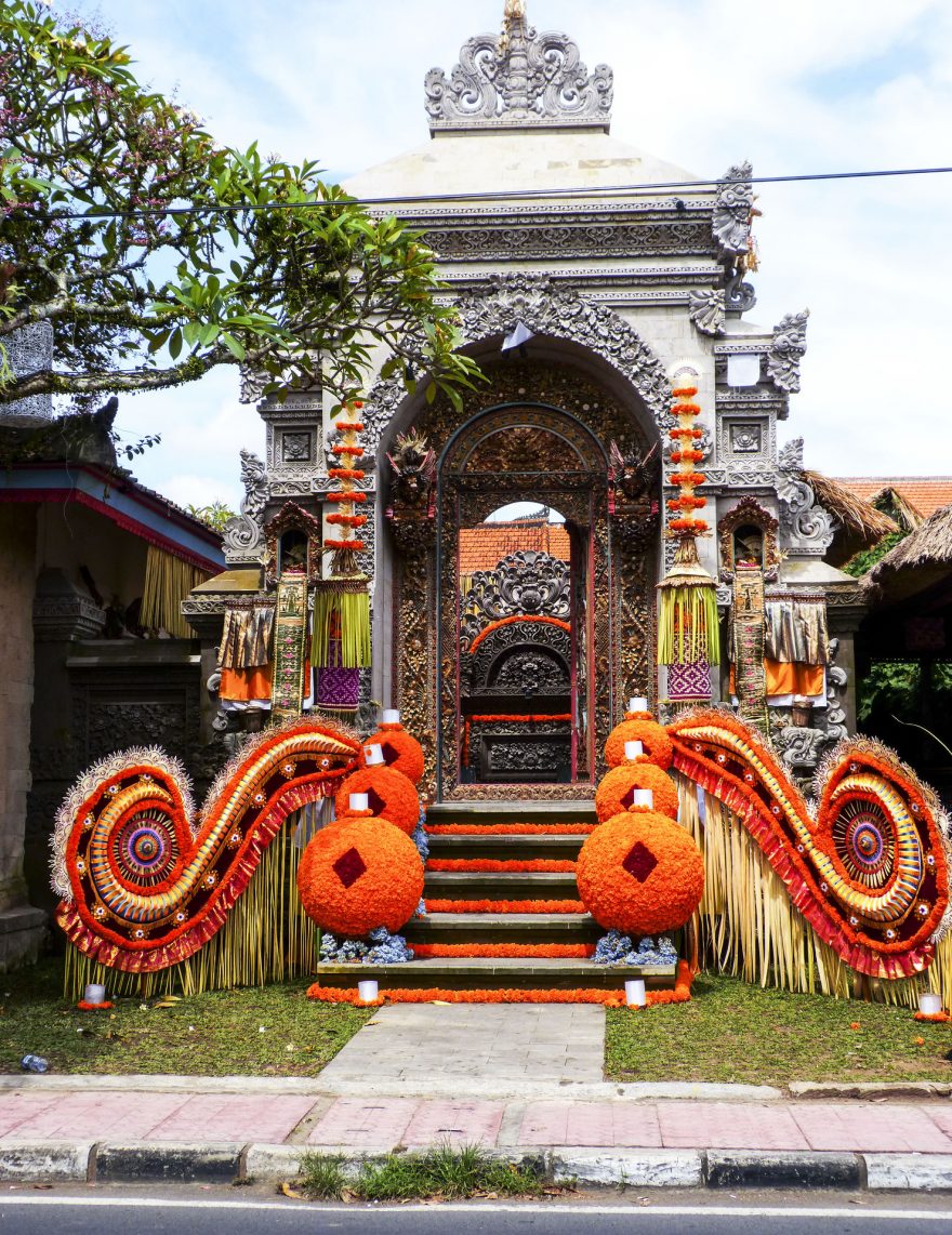 Balijci si dávají záležet, aby při slavnostech mělo každé obydlí svou originální výzdobu, Bali, Indonésie