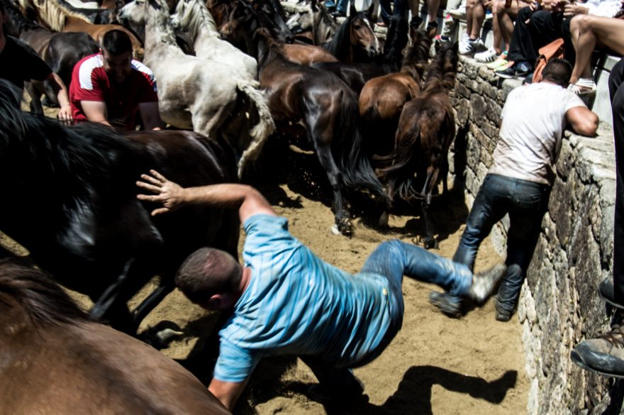 Při obřadu se pádům Loitadores nevyhnou, Sabucedo, Španělsko