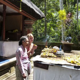 Místní jsou velmi ochotní vás zasvětit do jejich rituálů, Bali, Indonésie