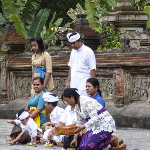 Rituální motlitby k hinduistickým bohům, Bali, Indonésie