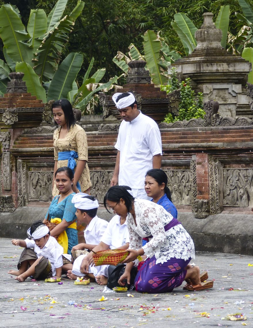 Rituální motlitby k hinduistickým bohům, Bali, Indonésie