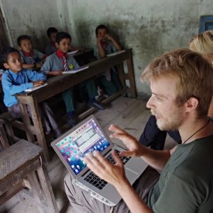 Ladislav Zibura s dětmi v místní škole, Nepál