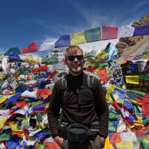 Typická nepálská fotka s modlitebními vlaječkami, Nepál