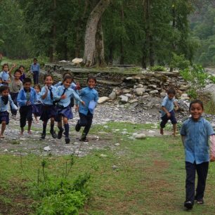 Děti na cestě ze školy, Nepál