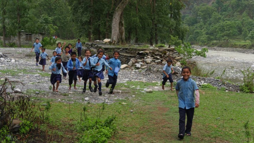 Děti na cestě ze školy, Nepál