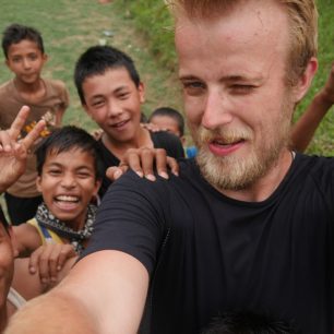 Děti na cestě ze školy, Nepál