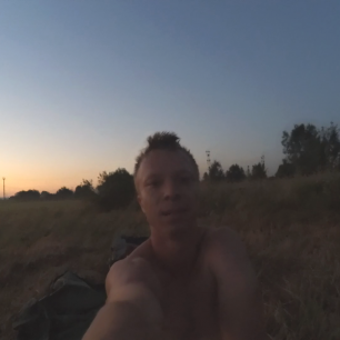 Spaní pod širákem má své kouzlo.