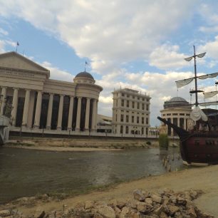 Ve Skopje zakotvila plachetnice, už ale asi neodpluje.