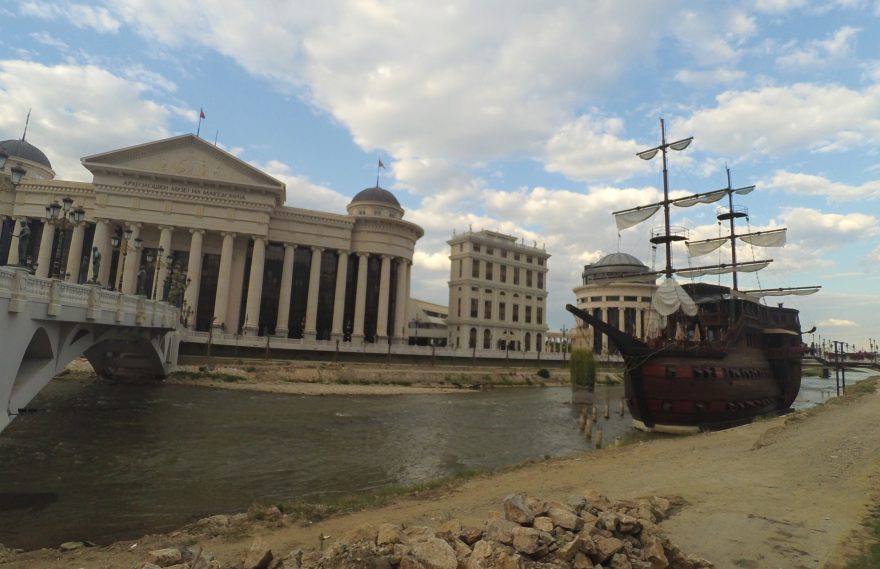 Ve Skopje zakotvila plachetnice, už ale asi neodpluje.