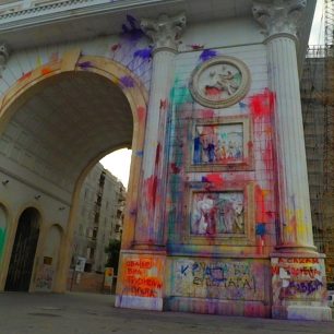 Někteří Makedonci se rozhodli vyjádřit nesouhlas s politickou situací po svém.