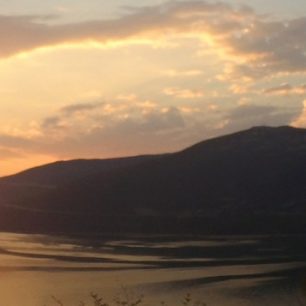 Západ slunce nad albánskou zemí.