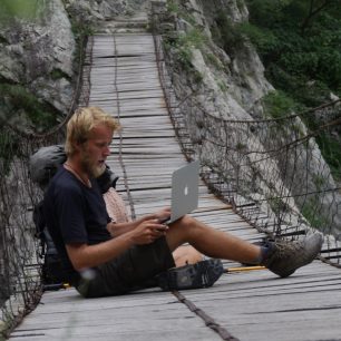 Na cestě je Láďa často i online, Nepál