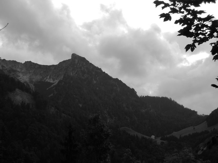 Nepřehlédnutelný Rettenkogel, Salzkammergut Berge, mezi Bad Ischlem a Stroblem. Rakousko
