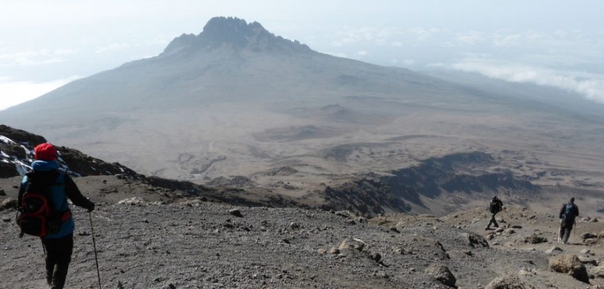 Trasa vede velmi prašným prostředím, Kilimandžáro, Afrika