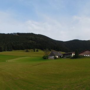 Louky v údolí Tiefbrunnau, zemědělství se tady věnuje stále mnoho místních. Už nejsou chudí jako dříve, ale práce je to pořád stejně tvrdá. Rakousko