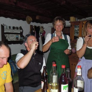 Magický moment na chaloupce Döllererhütte, společně u stolu s „Mittwochsrunde“ nad pánví špeclí. Rakousko