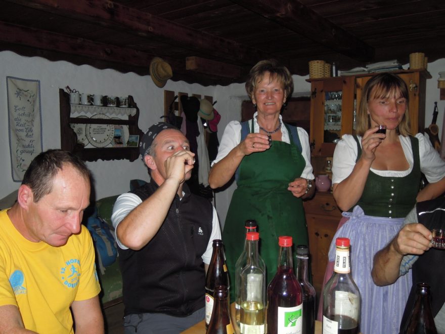 Magický moment na chaloupce Döllererhütte, společně u stolu s „Mittwochsrunde“ nad pánví špeclí. Rakousko