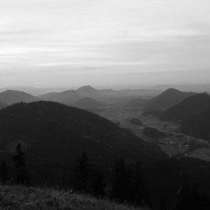 Nekonečné výhledy na Dachstein, Gosaukamm, Tennengebirge, Salzkammergut Berge, Totes Gebirge a četná jezera Solné komory. Rakousko