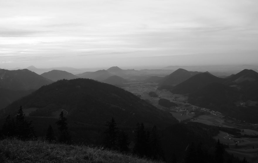 Nekonečné výhledy na Dachstein, Gosaukamm, Tennengebirge, Salzkammergut Berge, Totes Gebirge a četná jezera Solné komory. Rakousko