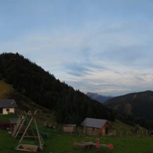 Neznámý Faistenauer Schafberg 1559 m v malebné skupině Osterhorngruppe. Rakousko