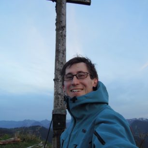 Pod lehce ztrouchnivělým vrcholovým křížem Faistenauer Schafberg 1559 m na mne koukali, kde se tady beru! Rakousko