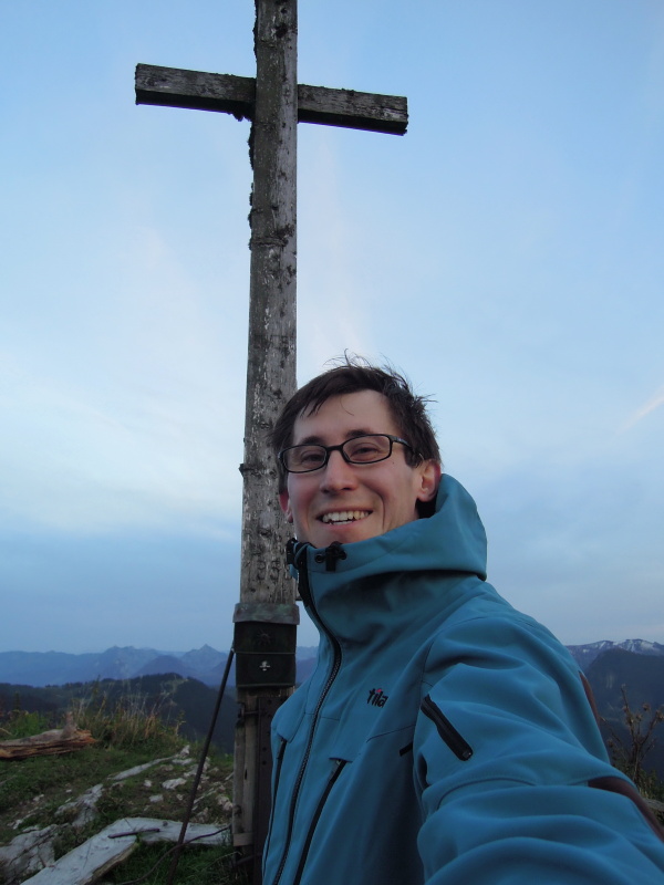 Pod lehce ztrouchnivělým vrcholovým křížem Faistenauer Schafberg 1559 m na mne koukali, kde se tady beru! Rakousko