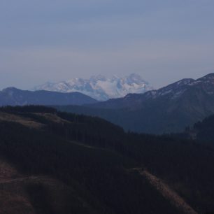 V dálce zaledněná skupina Dachstein. Rakousko