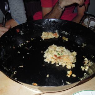 Velká pánev byla důkladně vyčištěna hladovými krky! Rakousko