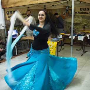 Břišní tanečnice Vendulka Pánková u stánku KUDRNA