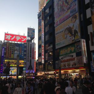 Akihabara je plná komiksů, videoher a elektroniky, Tokio, Japonsko