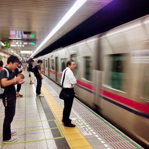 Nemusíte se dívat v kolik vám to jede. Vlaky zde jezdí každou chvíli a na sekundu přesně, Tokio, Japonsko