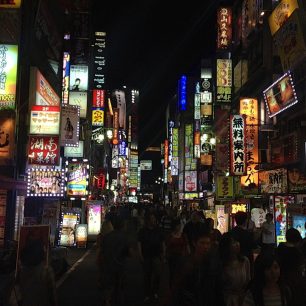 Shinjuku v noci, občas najít tu správnou restauraci může být problém. Nebo vůbec restauraci, Tokio, Japonsko