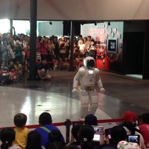 Ukázka robota ASIMO v muzeu Miraikan, Tokio, Japonsko