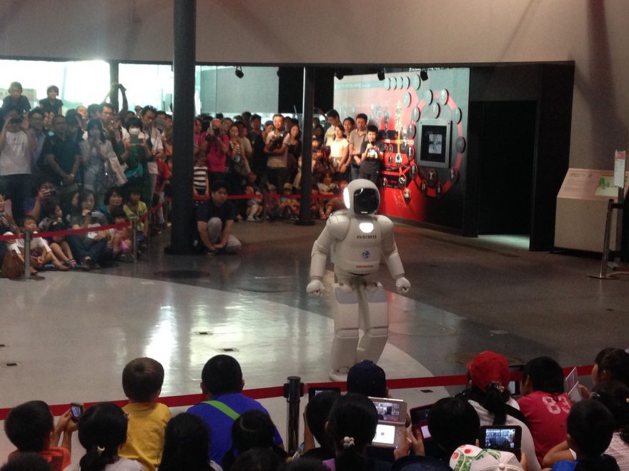 Ukázka robota ASIMO v muzeu Miraikan, Tokio, Japonsko