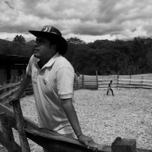 Celá aréna je ručně posypána zbytky s lisované cukrové třtiny, nebot ve skutečnosti je areál fabrikou na panelu, tedy třitnový cukr. Ekvádor