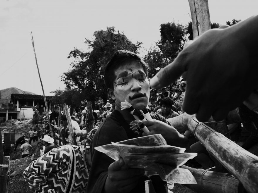 Kupte si naše DVD za pouhý dolar a máte památku na Taurínu navždy, vykříkuje odvážný  lilipután. A má úspěch. Ekvádor