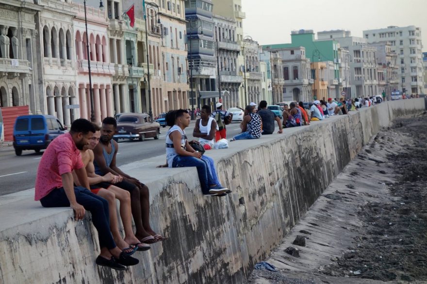 Odpočinek místních ,Kuba