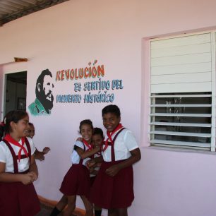 Fidel (nebo Che) je namalován téměř všude (v obchodech, kadeřnictví) a v duchu těchto hesel jsou vychováváni mladí Kubánci, Kuba