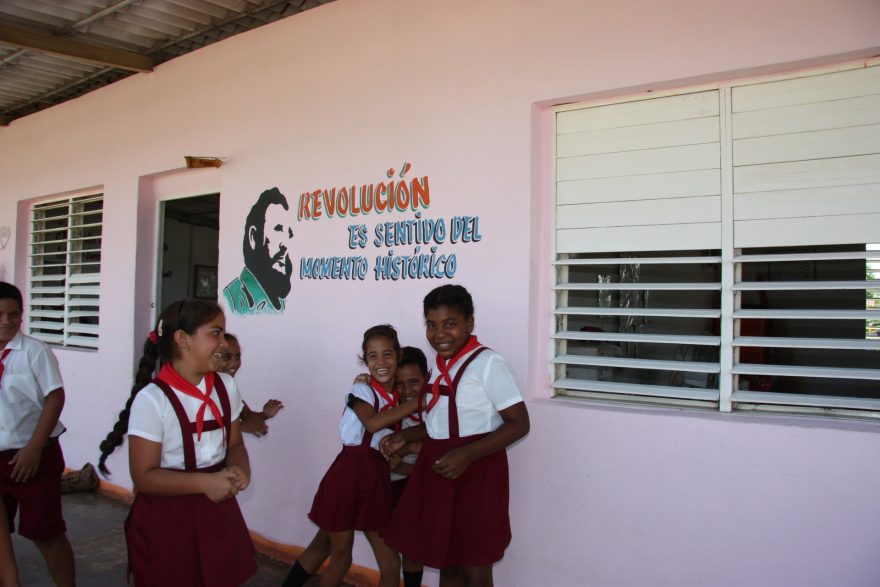 Fidel (nebo Che) je namalován téměř všude (v obchodech, kadeřnictví) a v duchu těchto hesel jsou vychováváni mladí Kubánci, Kuba