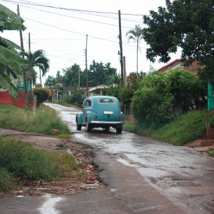 Turisté z celého světa tam jezdí právě za tím, co jinde neuvidí: stará americká auta v ulicích, neopravené fasády v ulicích Havany, mladí lidé jezdících na koních nebo koňských povozech, Kuba