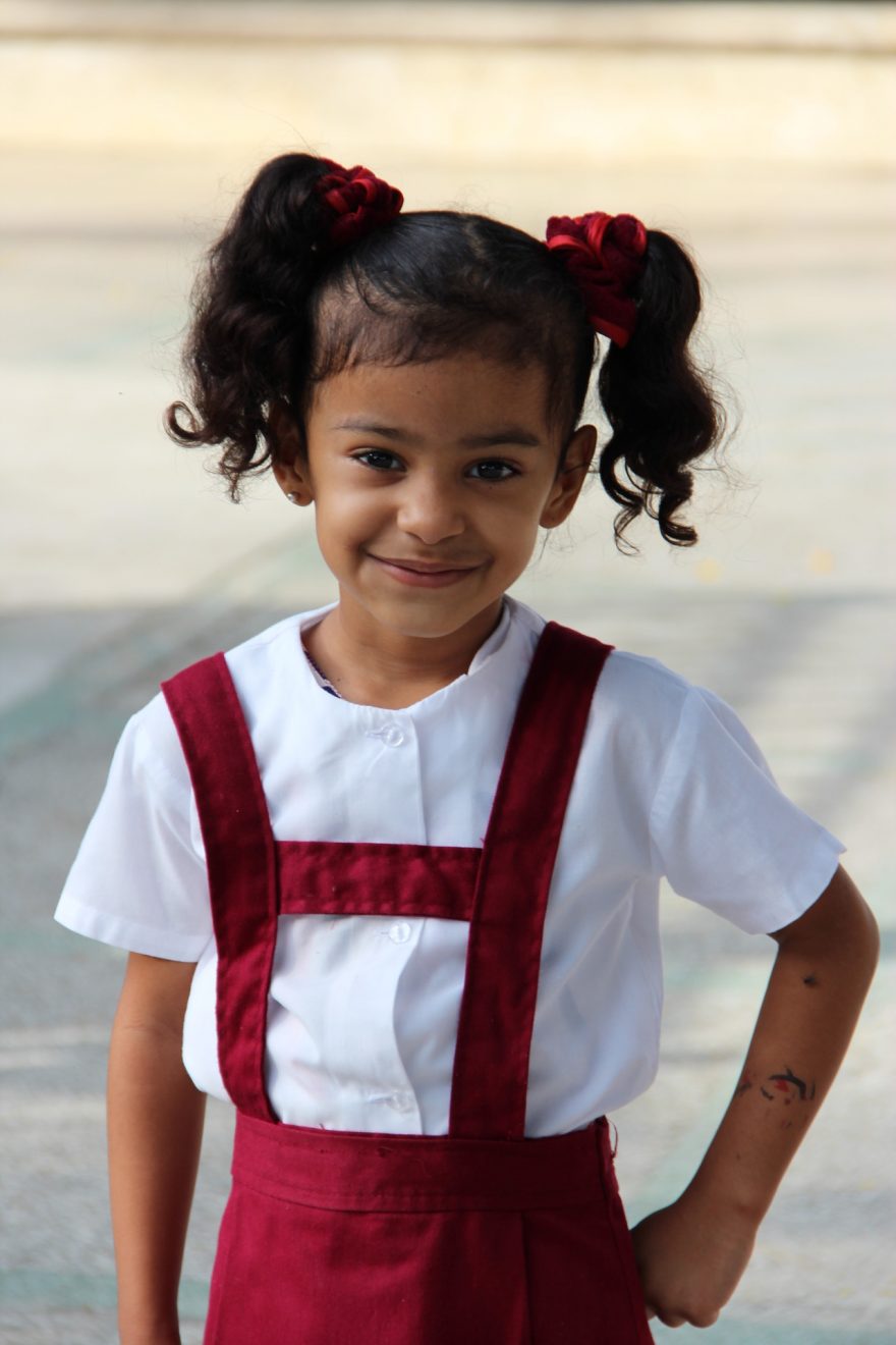 Děti jsou vedeni v duchu oslavných hesel na Fidela Castra, Kuba