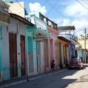 Barevné domky a stará auta, typické kubánské městečko, Kuba