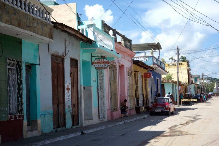 Barevné domky a stará auta, typické kubánské městečko, Kuba