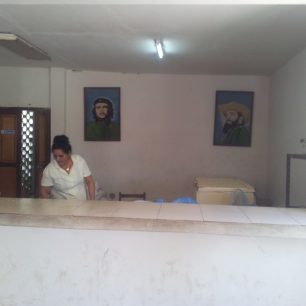 Kubánská prodejna s typickou výzdobou národních hrdinů, Kuba