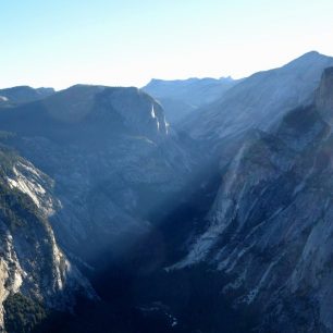 Svítání na vyhlídce Glacier Point, slunce postupně zalívá celé Yosemite Valley, Kalifornie, USA