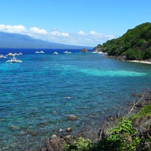 Pohled z jižního cípu ostrova Apo na proplavané lokality, Filipíny