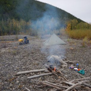 Najít v tajze pěkné místo pro zatáboření nebylo snadné.